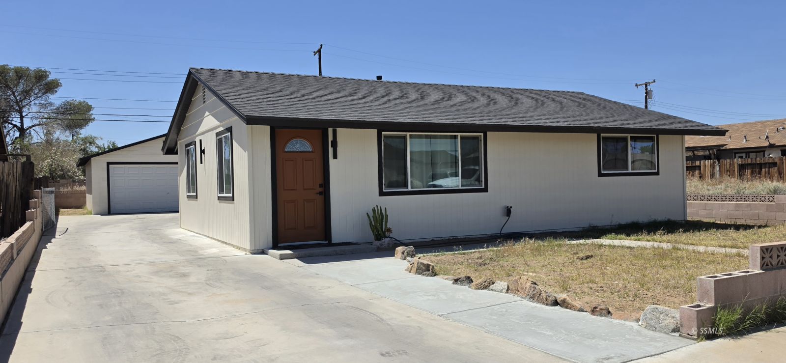 729 E Commercial AVE