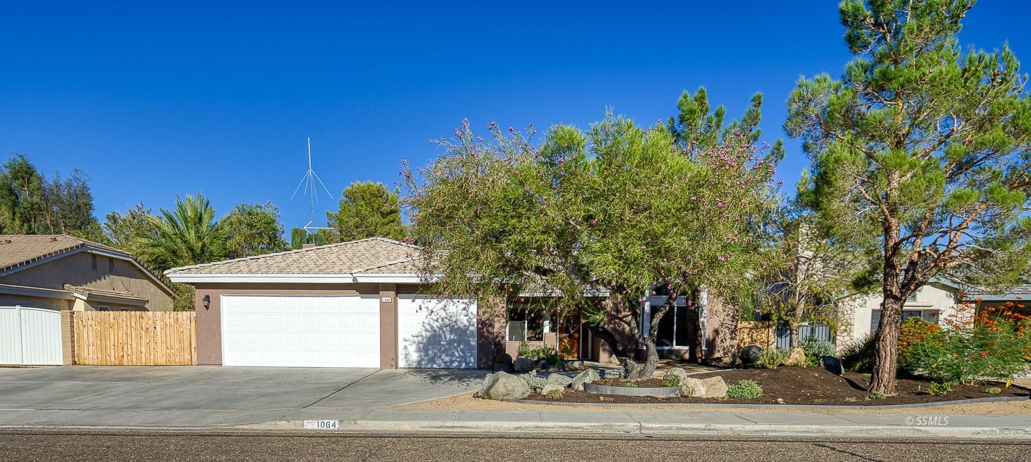 1064 Carolyn ST