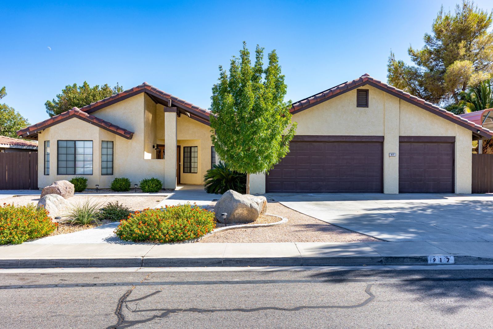 917 W Vicki AVE