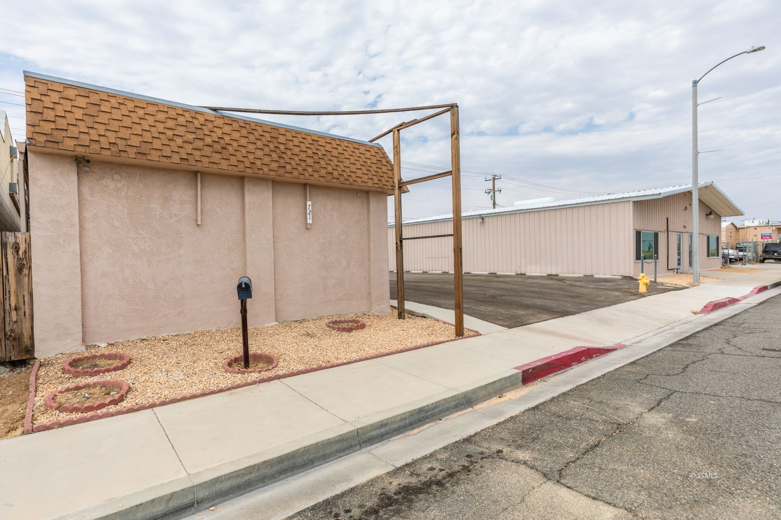 721&amp;725 Inyokern Rd — Photo 2