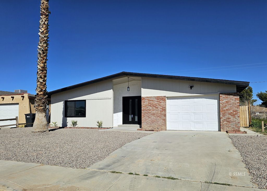 1332 W Willow — Photo 2