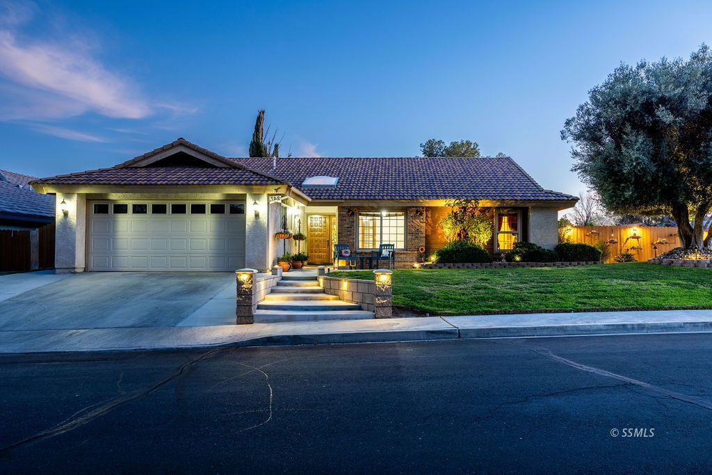 247 Yellowstone PL — Photo 2