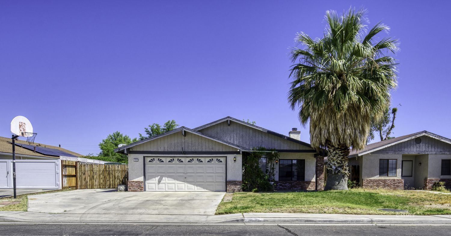 704 White Oak DR — Photo 2