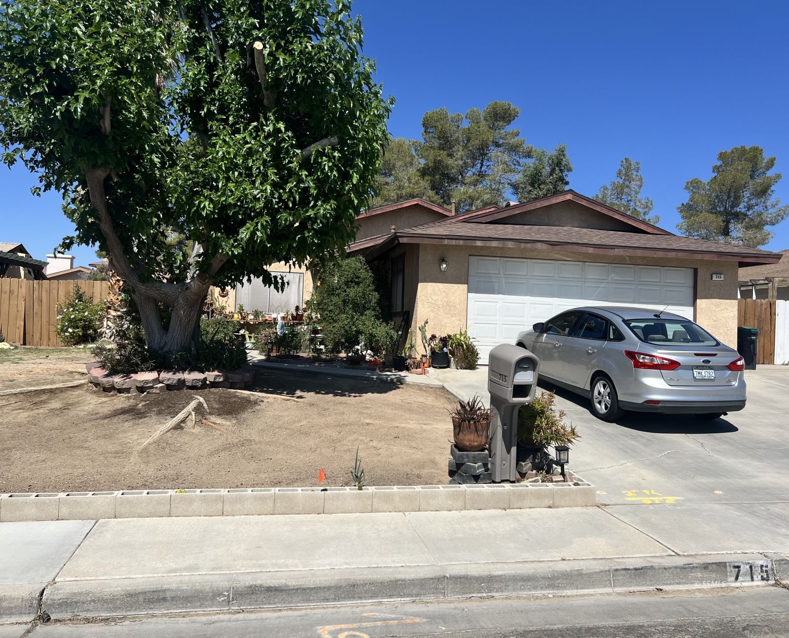 715 N Helena — Photo 2