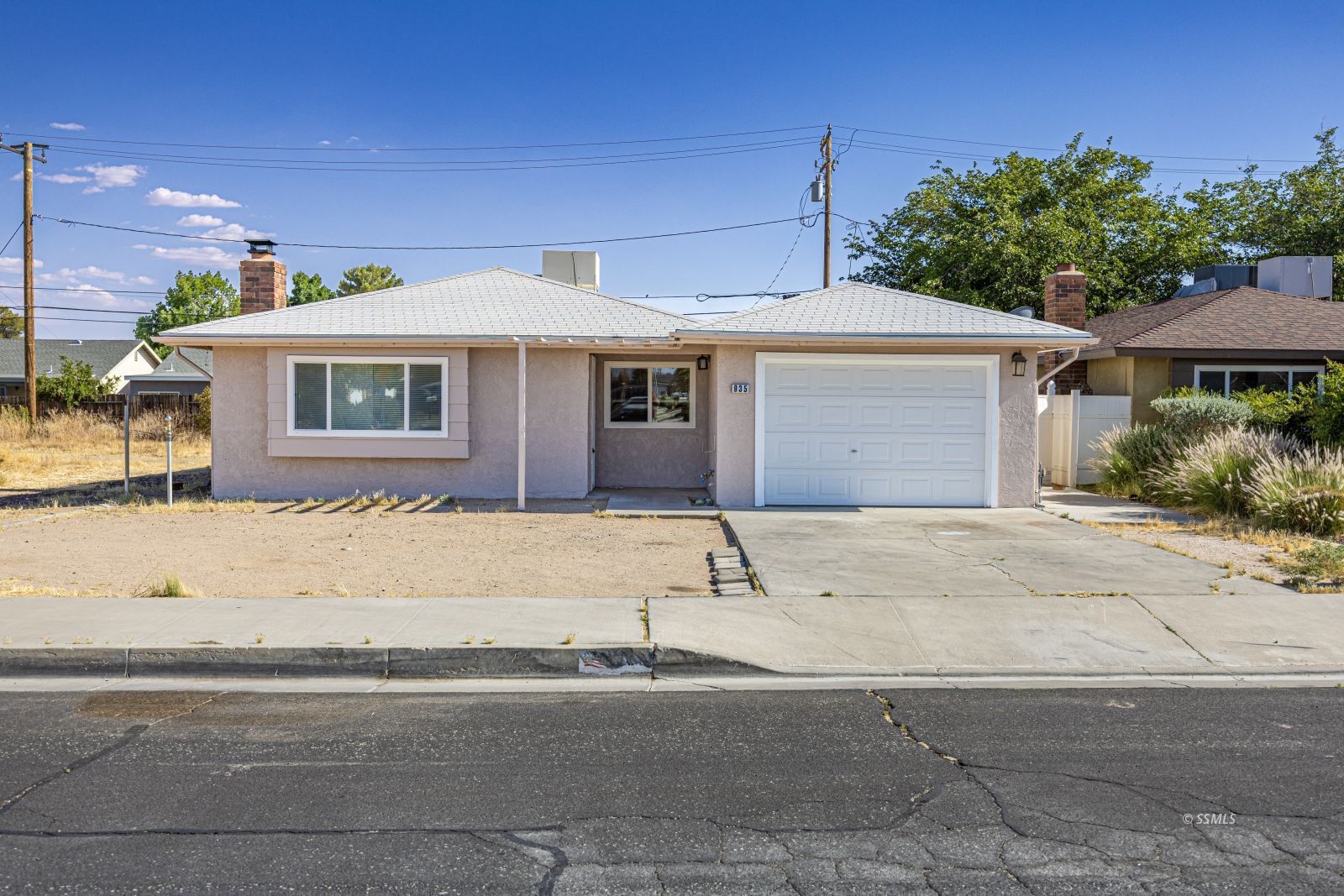 935 W Upjohn — Photo 2