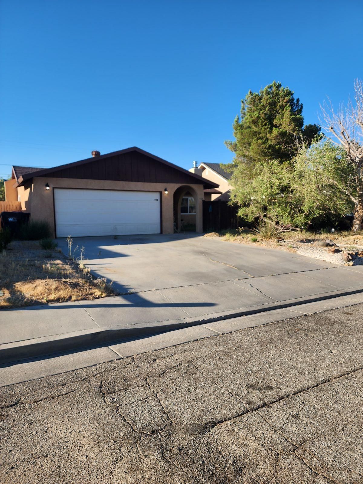 932 W Langley AVE — Photo 2