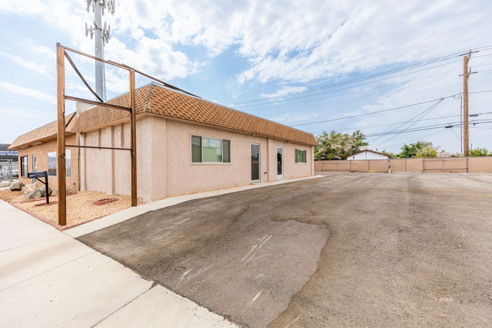 721&amp;725 Inyokern Rd — Photo 3