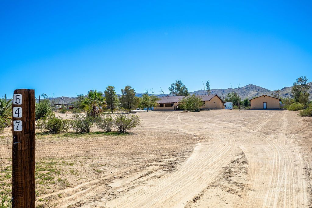 647 E Springer AVE — Photo 3