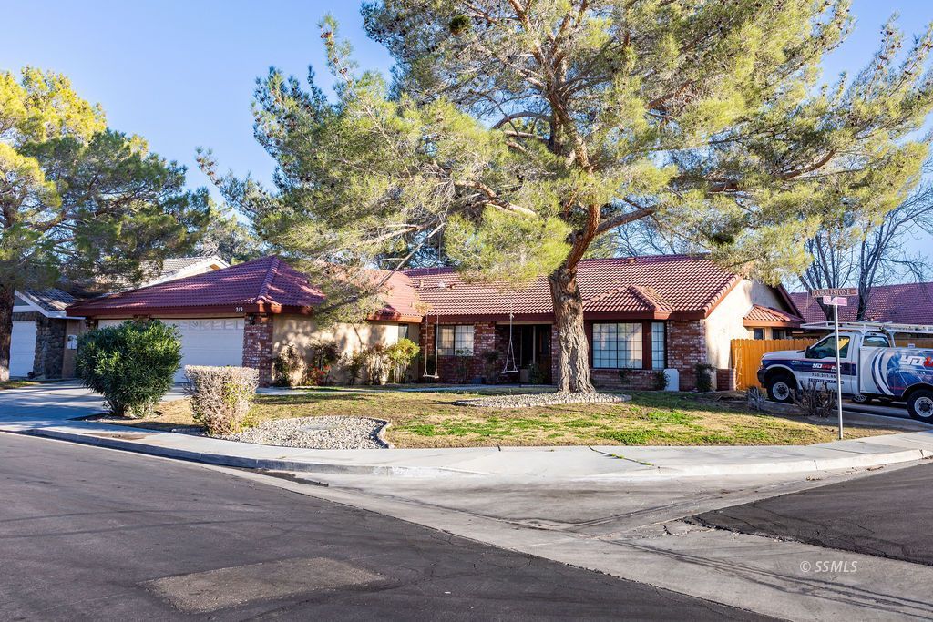 219 W Cobblestone LN — Photo 3