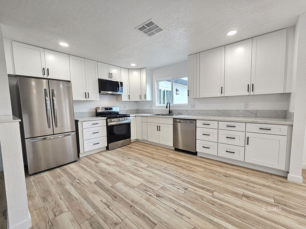 1332 W Willow — Photo 3