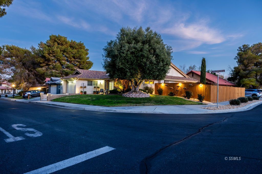 247 Yellowstone PL — Photo 3