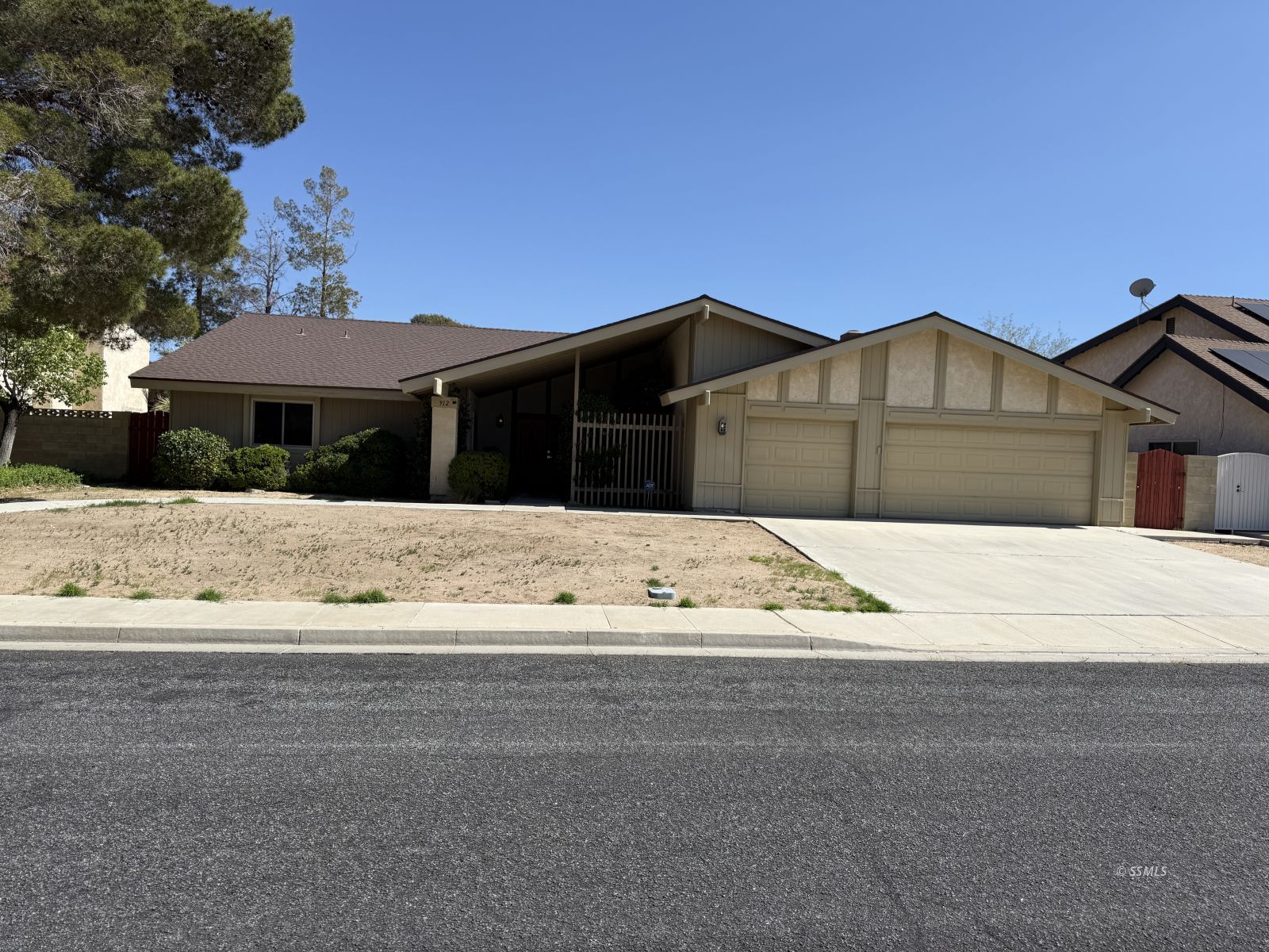 912 N Randall — Photo 3