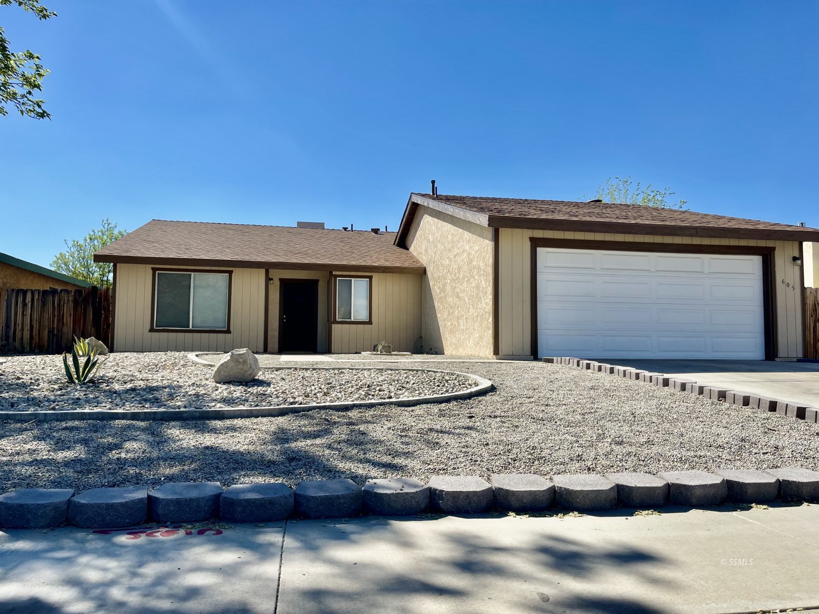 605 S Silver Ridge ST — Photo 3