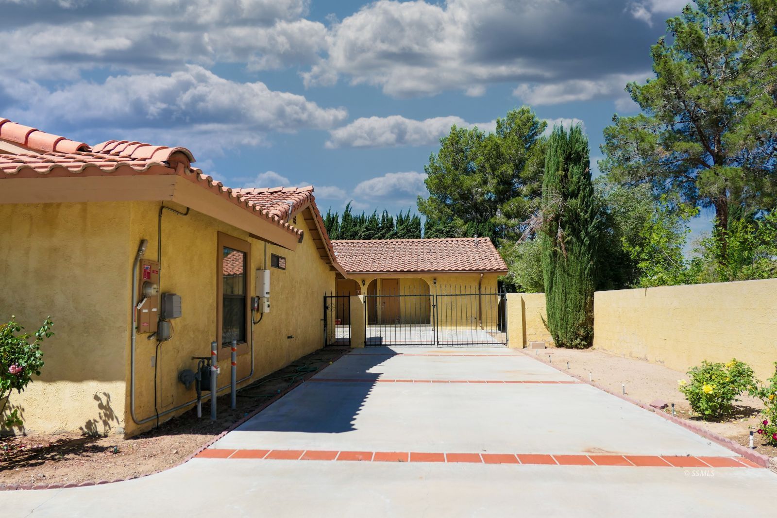 1051 N Inyo ST — Photo 3