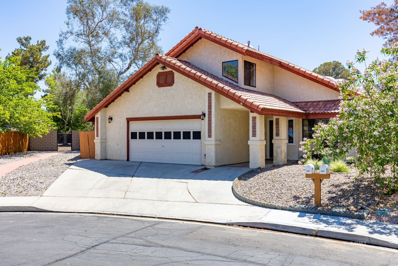 217 Yellowstone PL — Photo 3