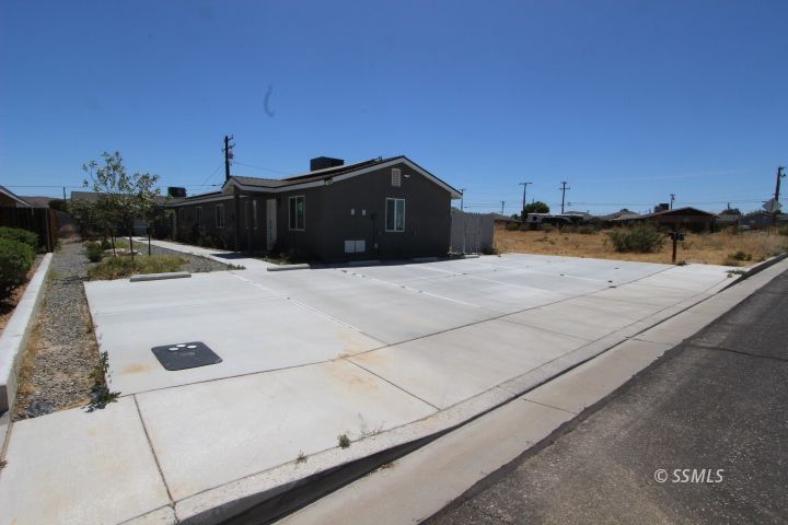 915 W Dolphin AVE — Photo 3