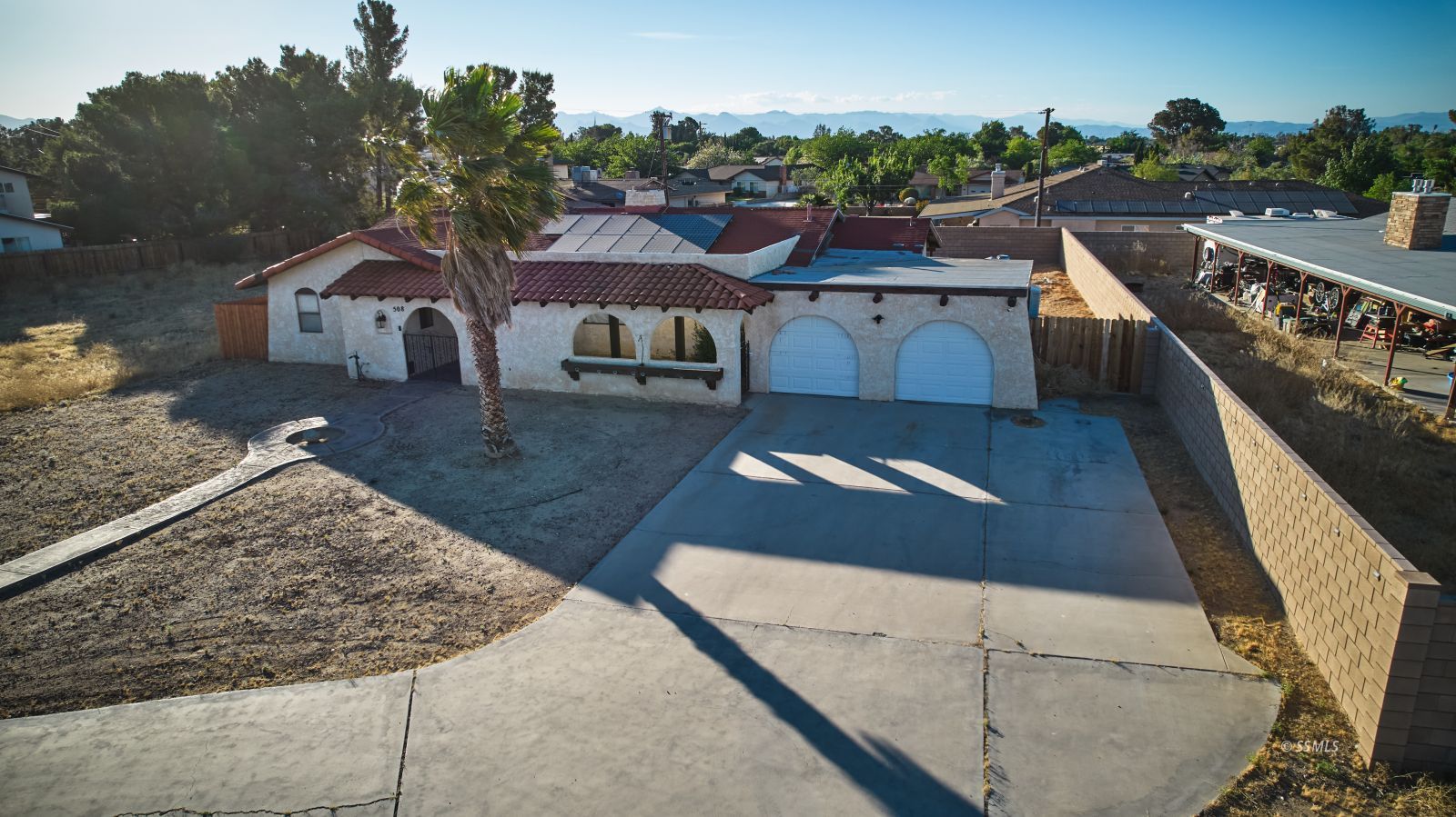 508 W Dolphin AVE — Photo 3