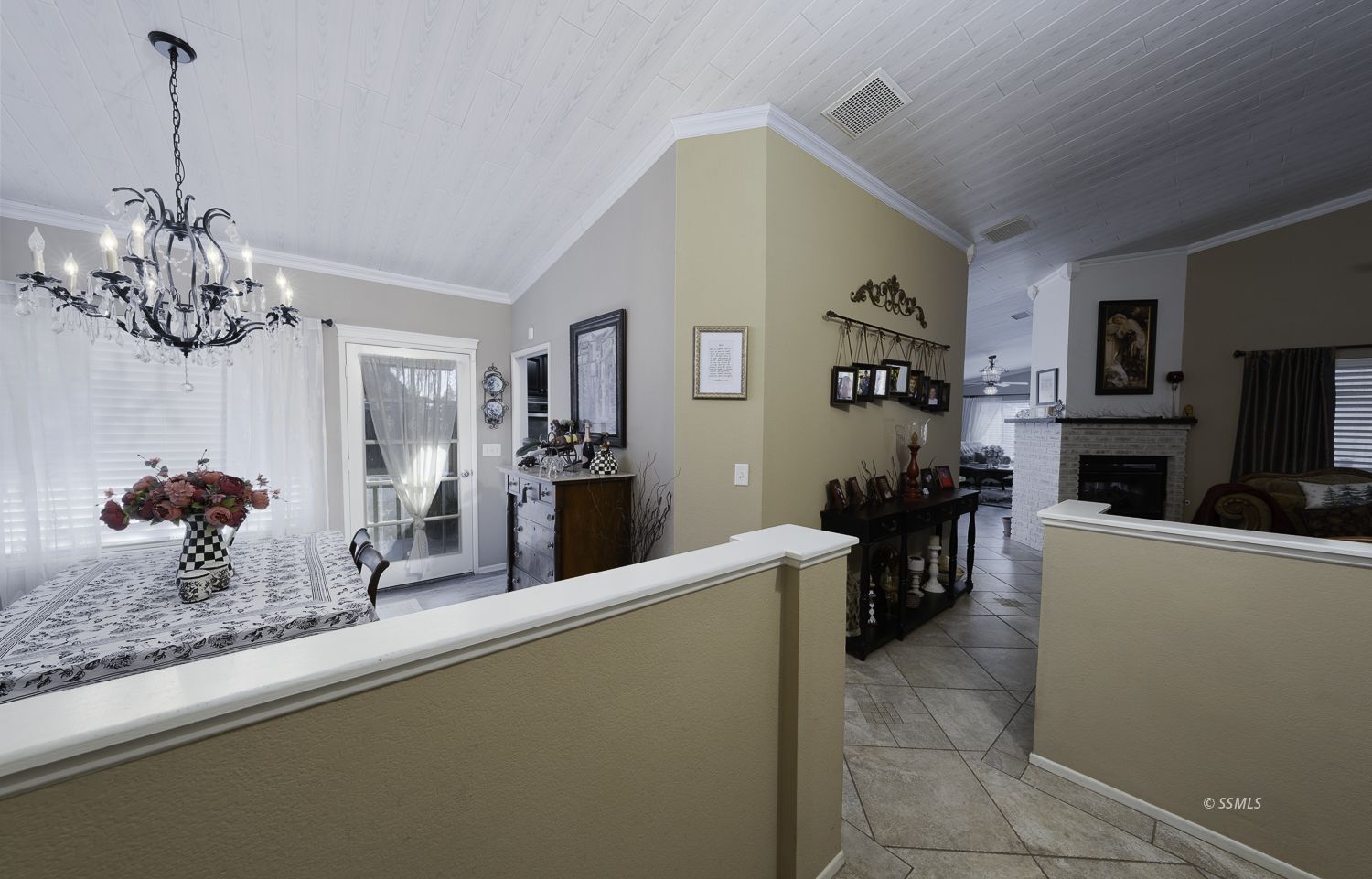 1228 Robert — Photo 3