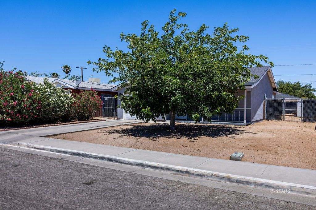 1036 W Mariposa AVE — Photo 3