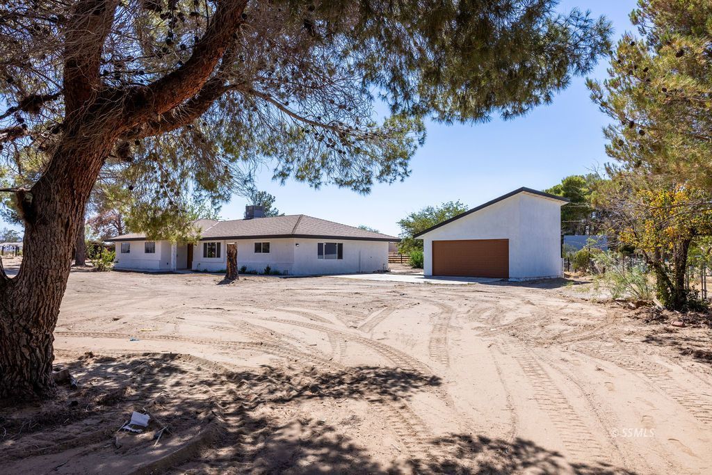 1135 N Mahan — Photo 3