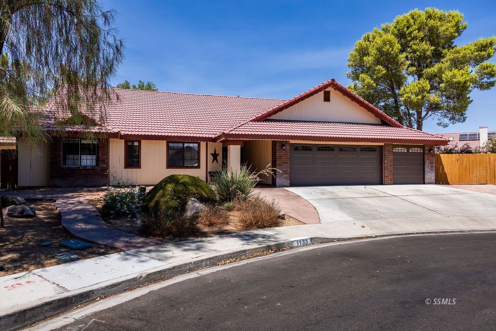 1133 Meadowview LN — Photo 3