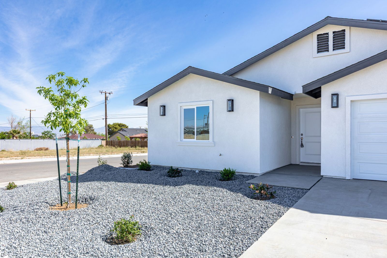 1028 W Willow — Photo 3