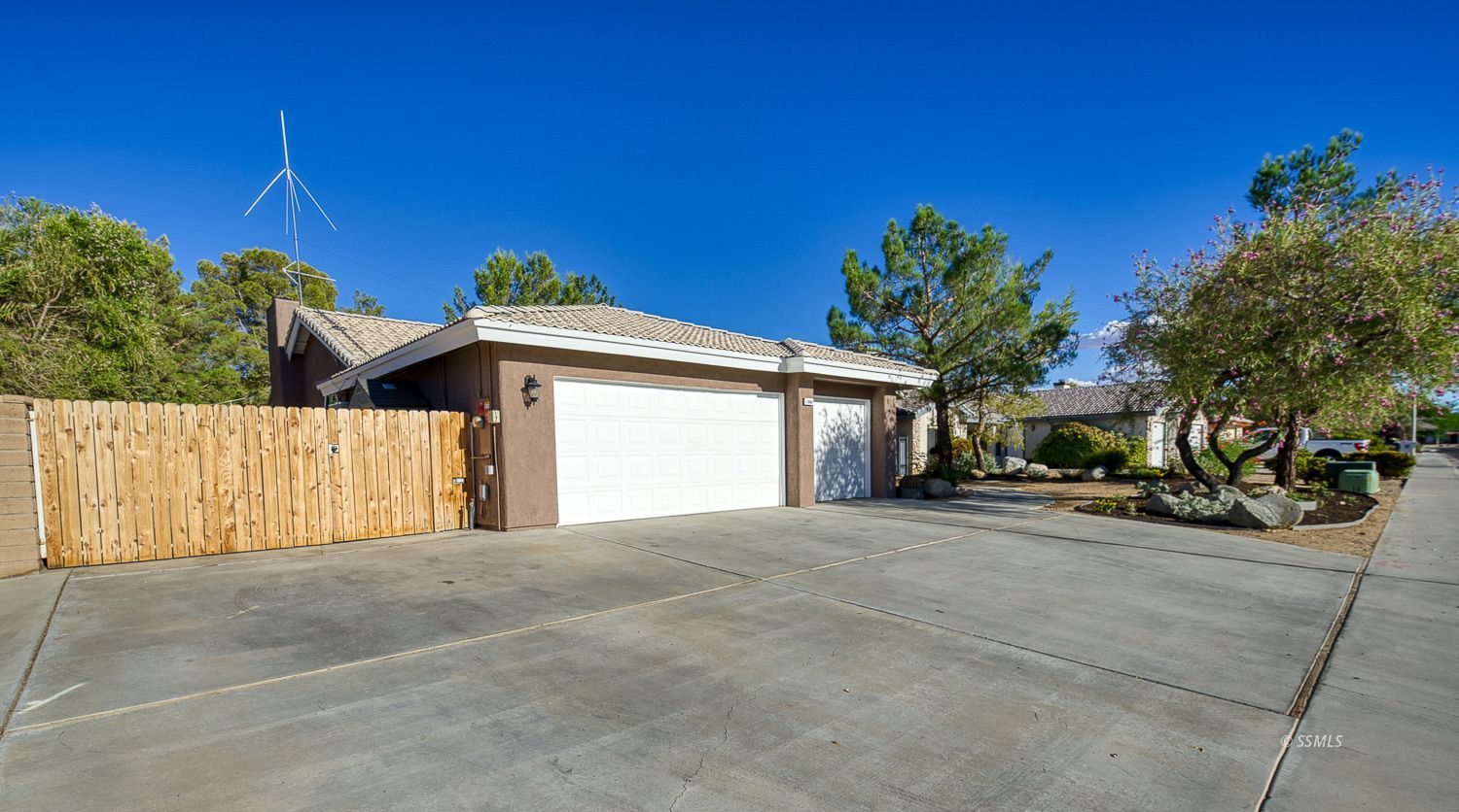 1064 Carolyn ST — Photo 3