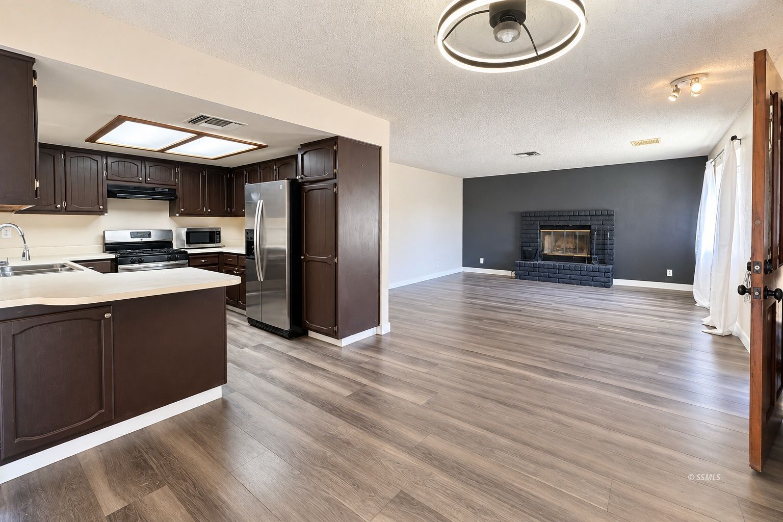 625 Lakeview CT — Photo 3