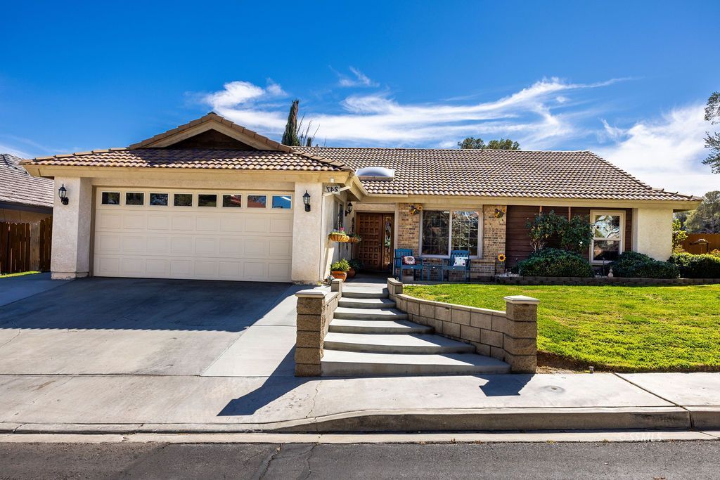 247 Yellowstone PL — Photo 4