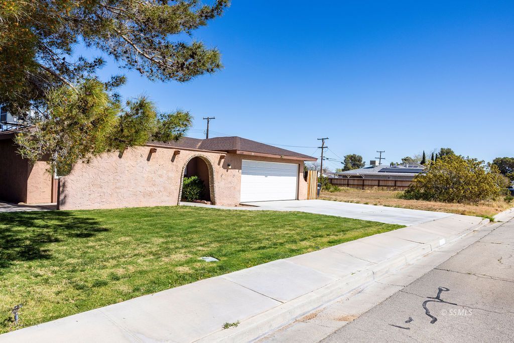 1144 W Benson AVE — Photo 4