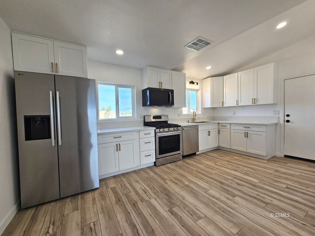 200 N Kern ST — Photo 4