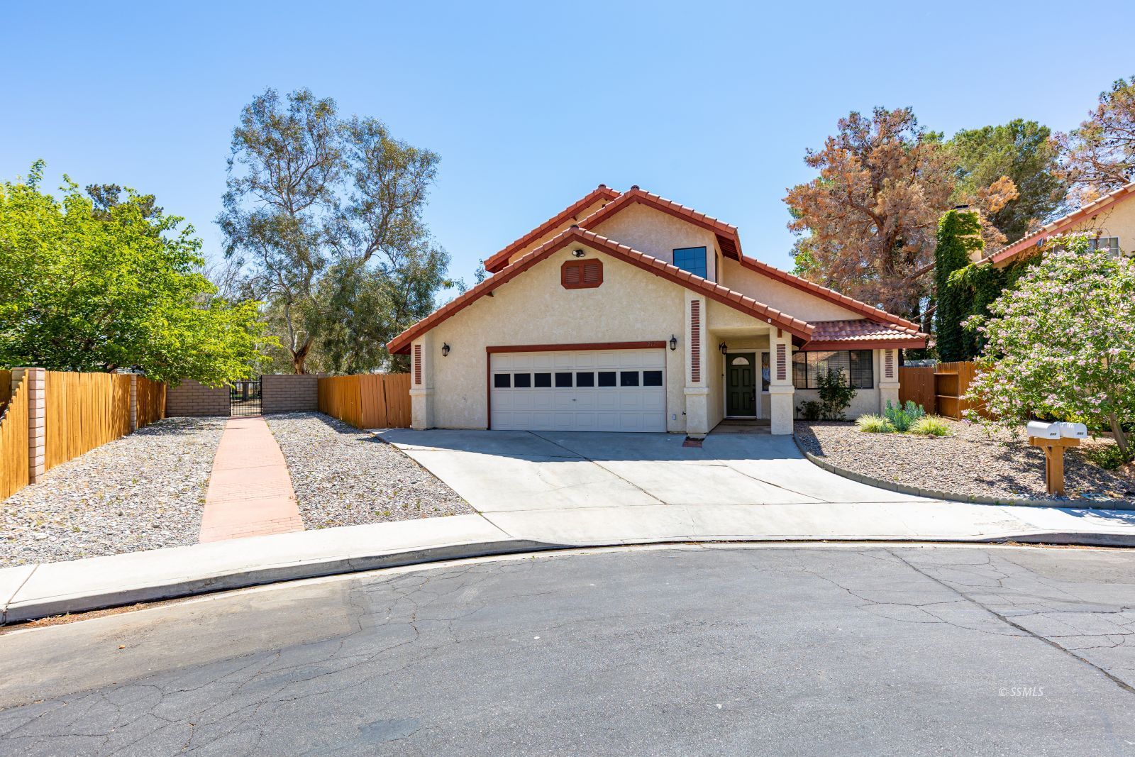 217 Yellowstone PL — Photo 4