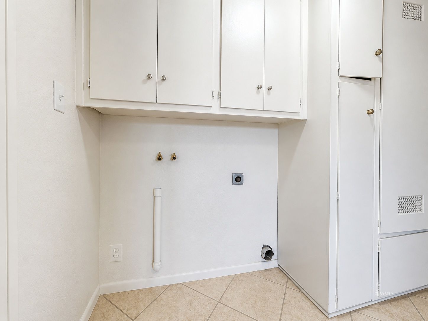 325 N Sanders ST — Photo 4