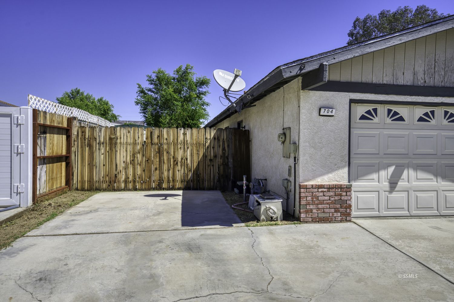 704 White Oak DR — Photo 4