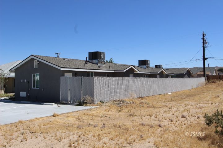 915 W Dolphin AVE — Photo 4