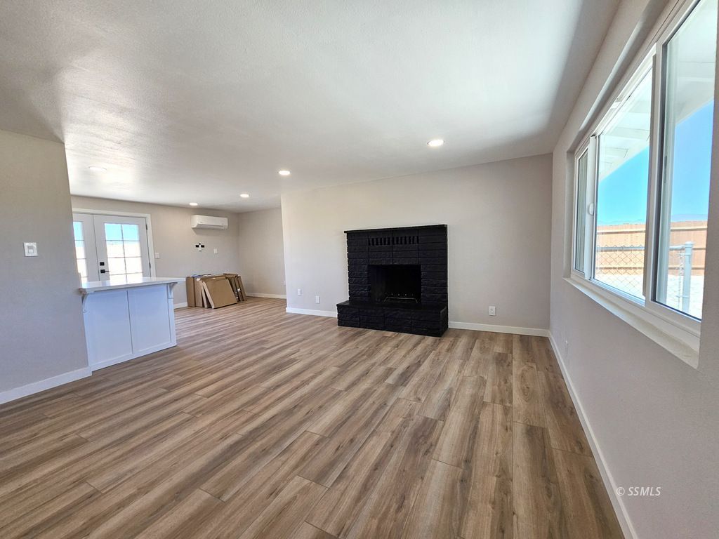 420 N Yorktown ST — Photo 4