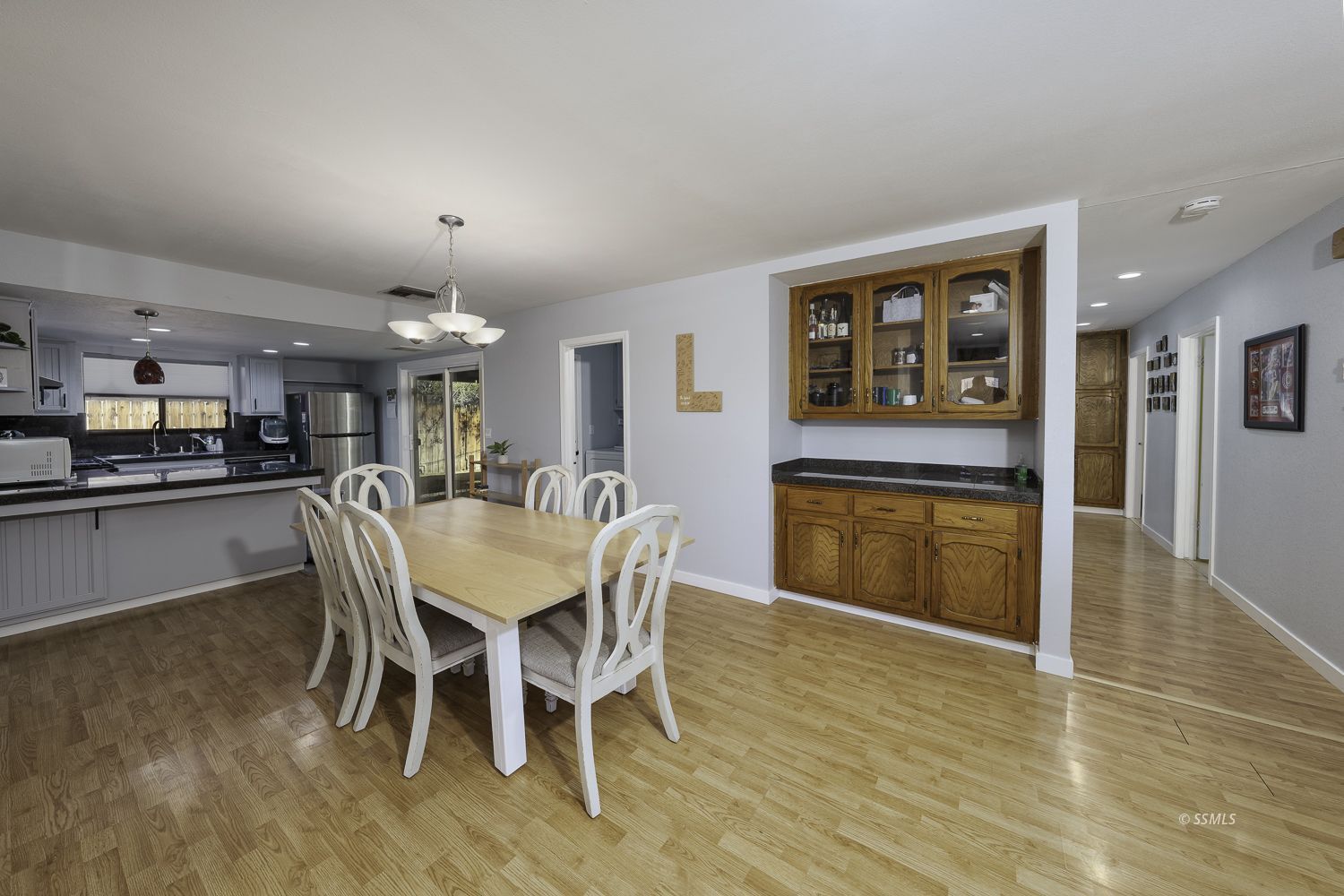 821 W Perdew AVE — Photo 4