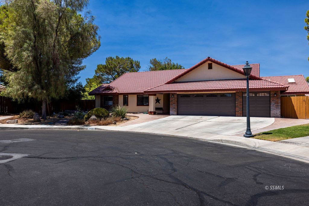 1133 Meadowview LN — Photo 4