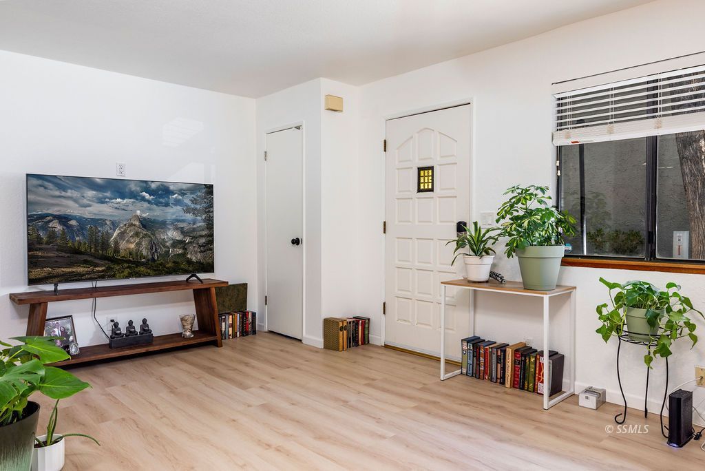177 E Upjohn AVE — Photo 4