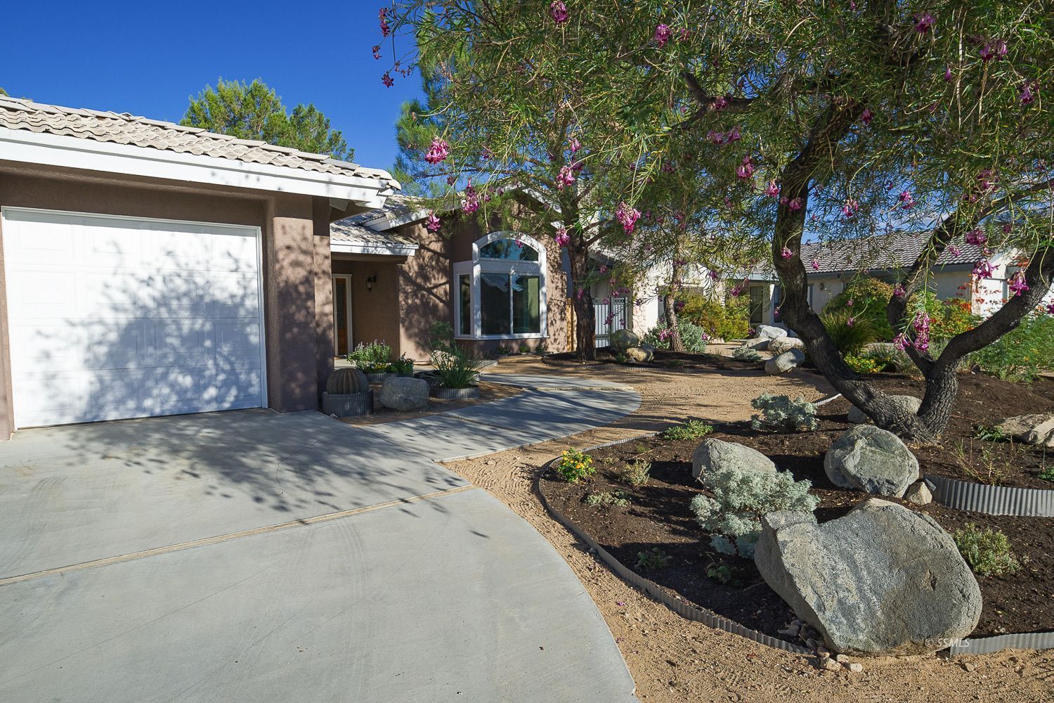 1064 Carolyn ST — Photo 4
