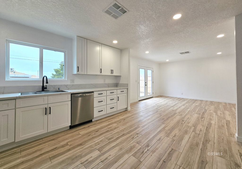 1332 W Willow — Photo 5