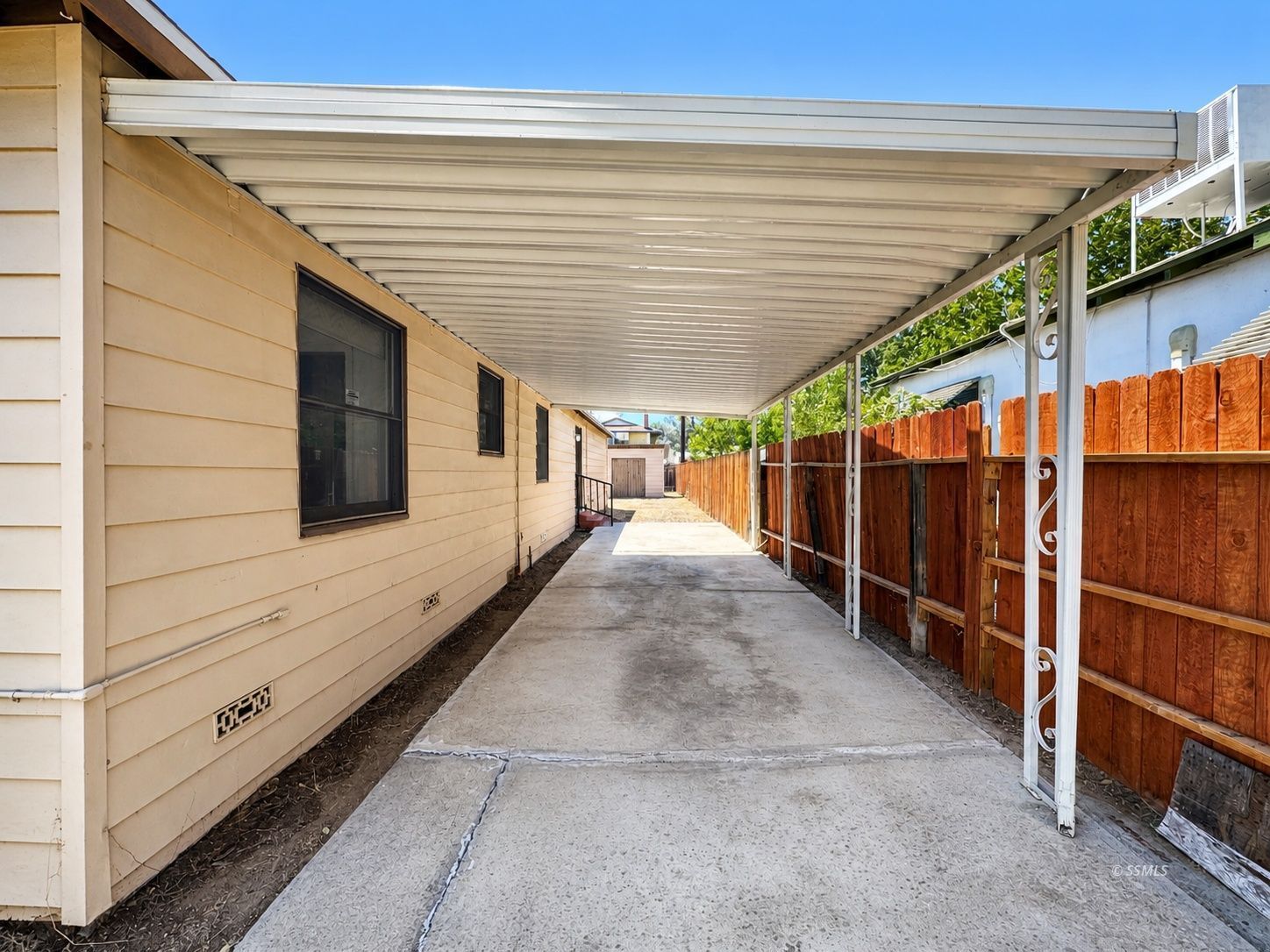 325 N Sanders ST — Photo 5