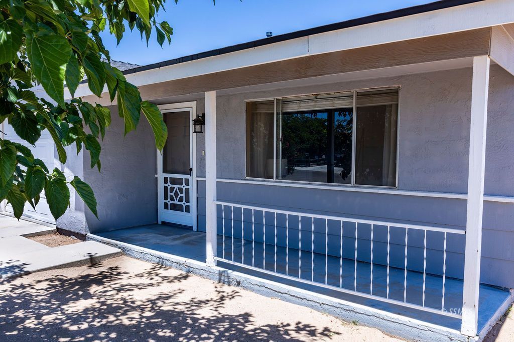 1036 W Mariposa AVE — Photo 5