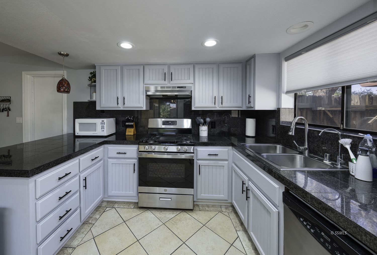 821 W Perdew AVE — Photo 5